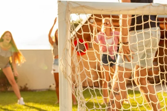 Menschen spielen Fußball im Garten